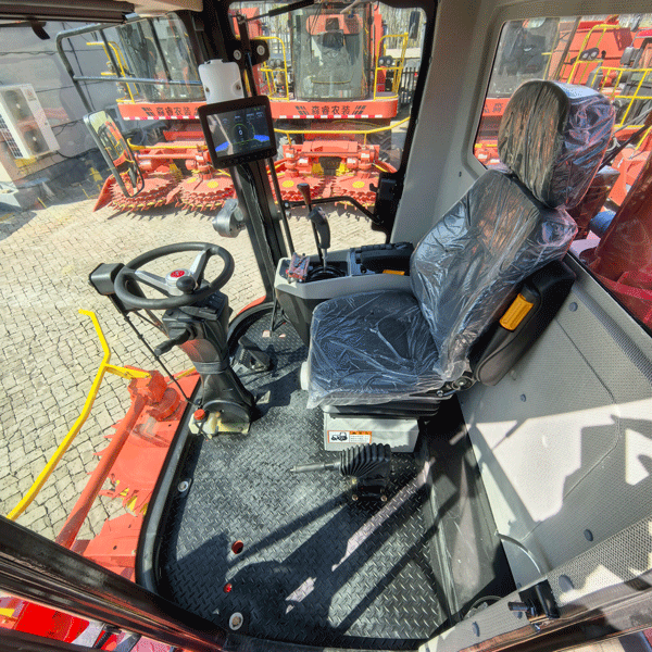 Bestseller 4QZ‑2600 Hochwertiger selbstfahrender Vierzylinder-Feldhäcksler mit horizontaler Zuführung, 320 PS Diesel, Zapfwellenantrieb, für die Landwirtschaft Bestseller 4QZ‑2600 Hochwertiger selbstfahrender Vierzylinder-Feldhäcksler mit horizontaler Zuführung, 320 PS Diesel, Zapfwellenantrieb, für die Landwirtschaft